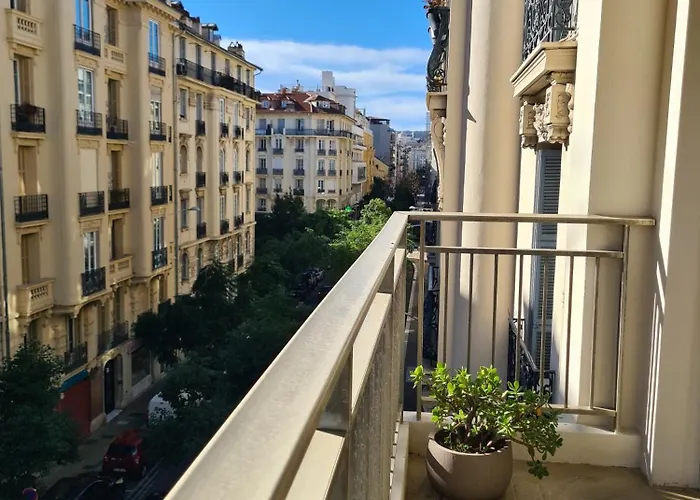 Sun, Style And Comfort - 2Br In Nice Center With Terrace & Garage