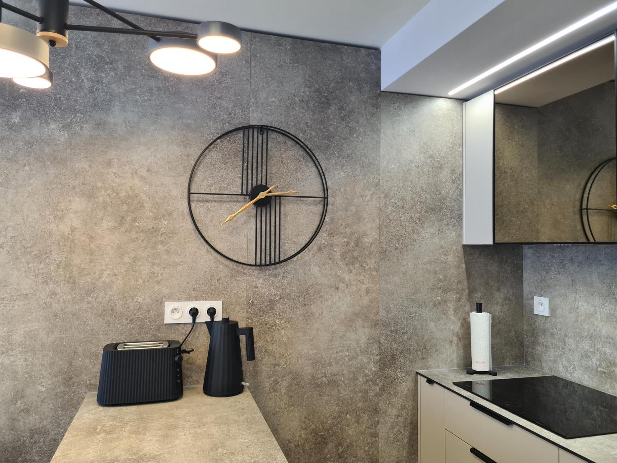 Sun, Style And Comfort - 2br In Center With Terrace & Garage