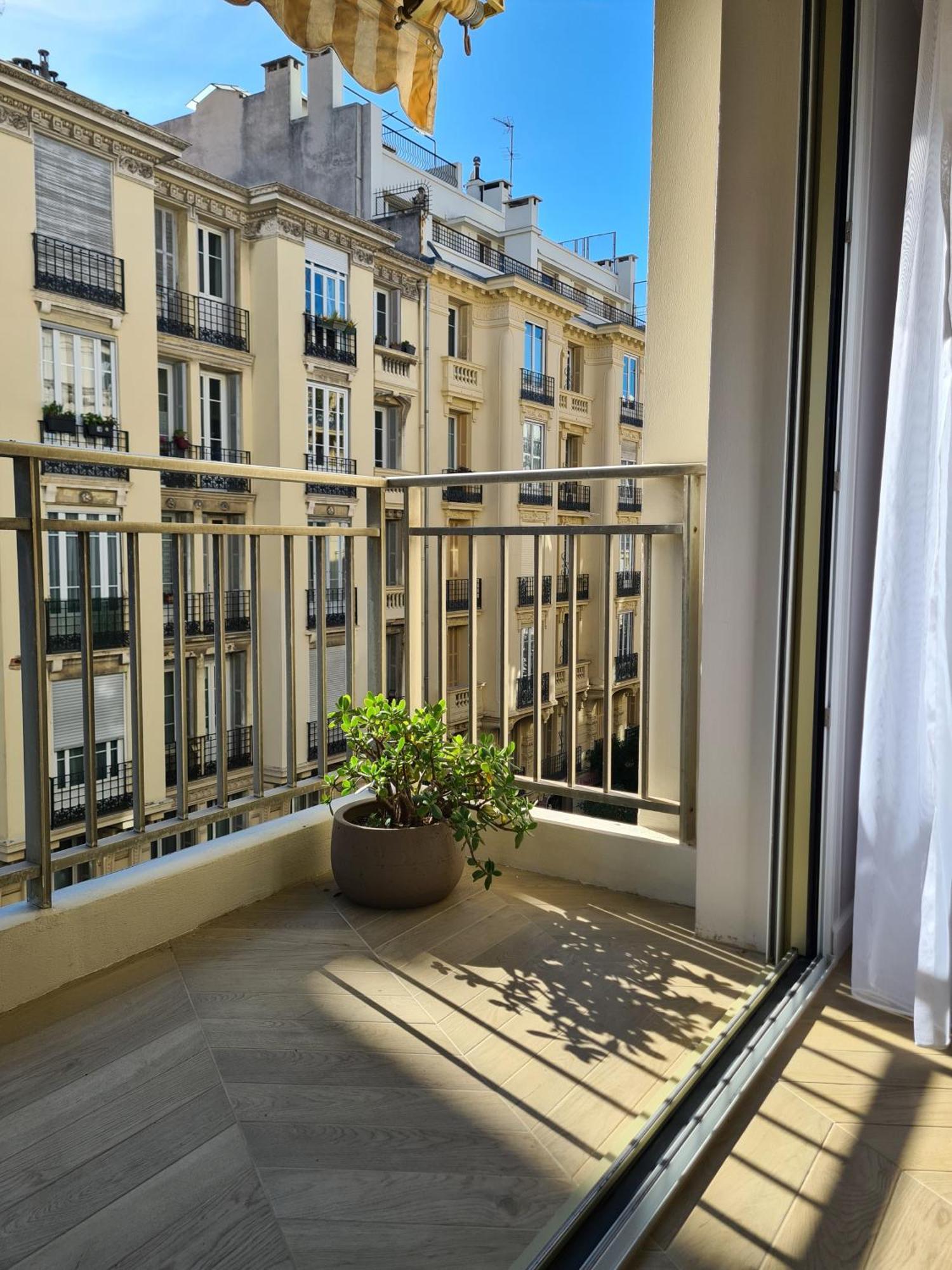 Sun, Style And Comfort - 2br In Center With Terrace & Garage